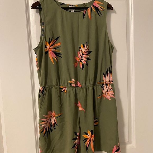 a new day Pants - NEVER WORN! Floral Sleeveless Green Romper